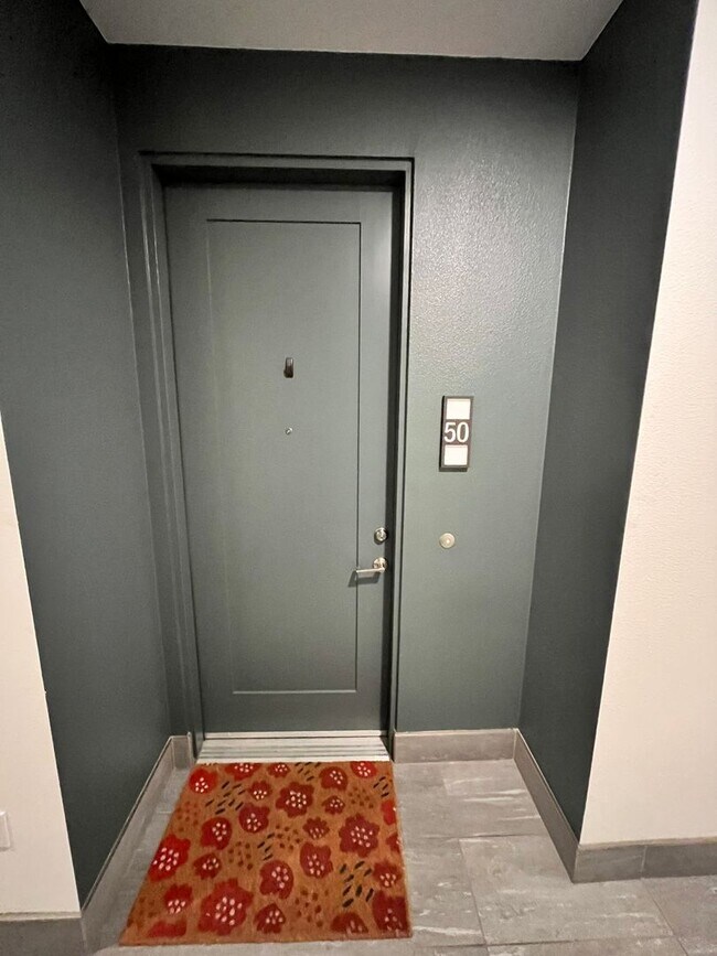 Foto del edificio - Modern Mission Valley Condo Near Civita Park