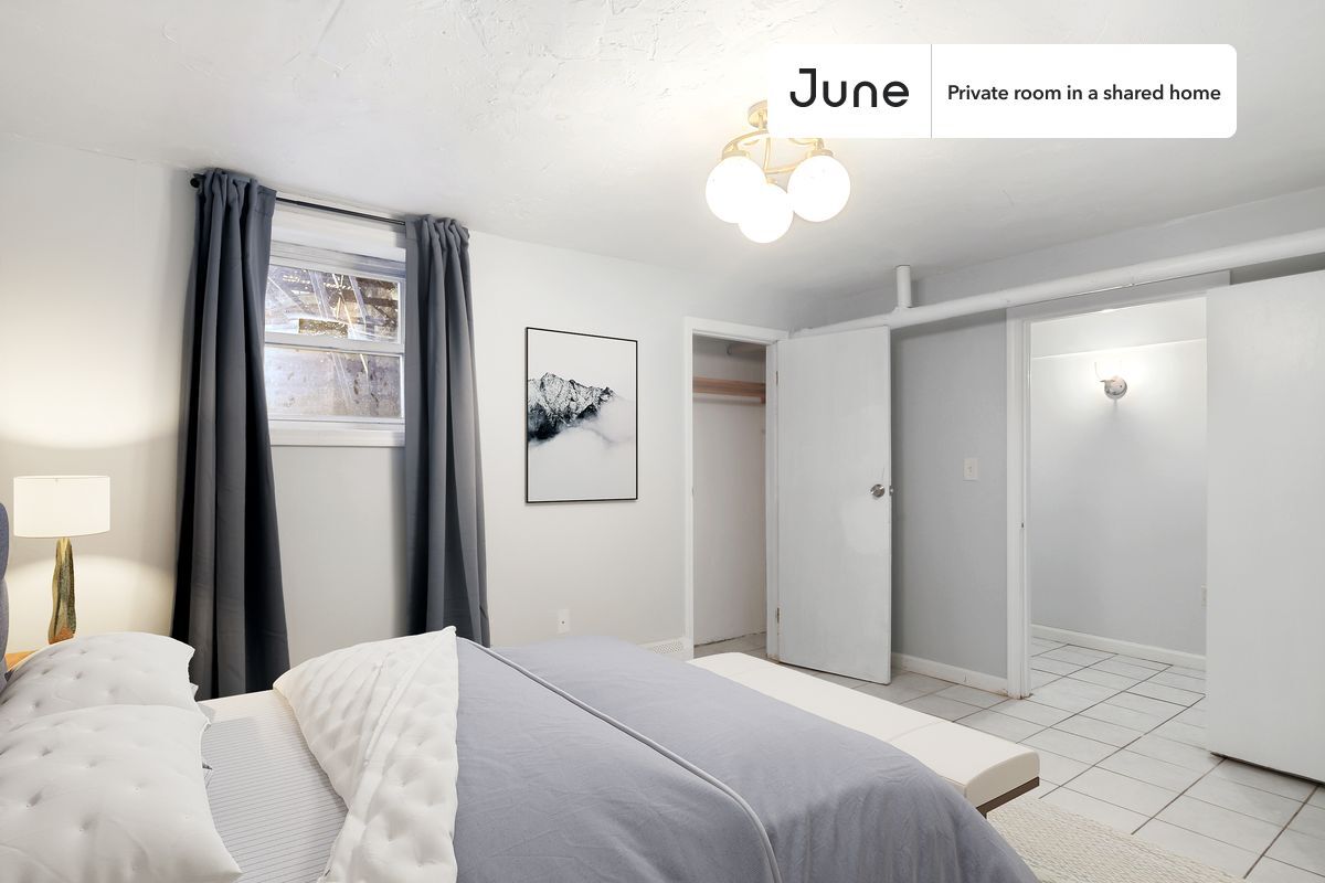 Foto principal - Private bedroom in 6 bed/2 bath Home
