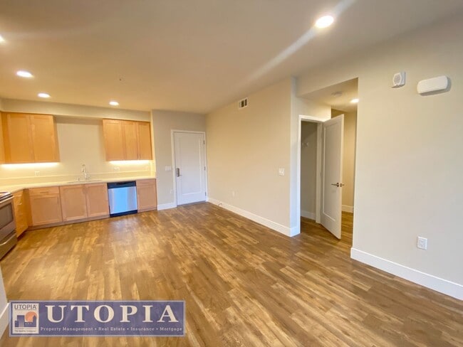 Building Photo - Beautiful 2 Bedroom, 1 Bathroom with a desirable balcony located in the heart of Seabright and cl...