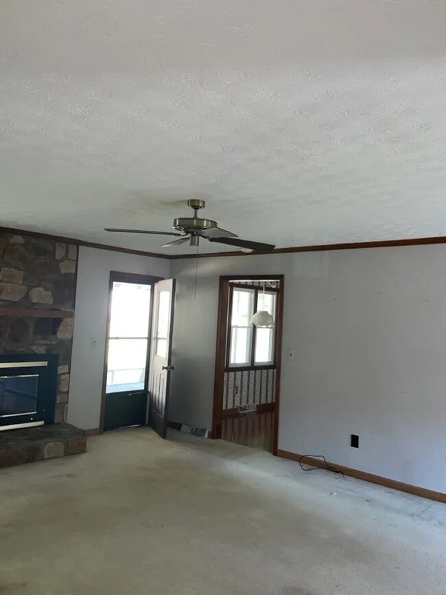 Building Photo - 3 Bedroom 2 Bathroom