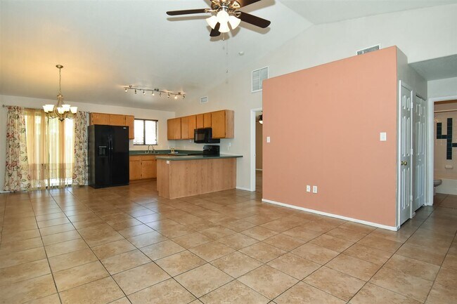 Building Photo - 2776 S Avenue 2 1/2 E