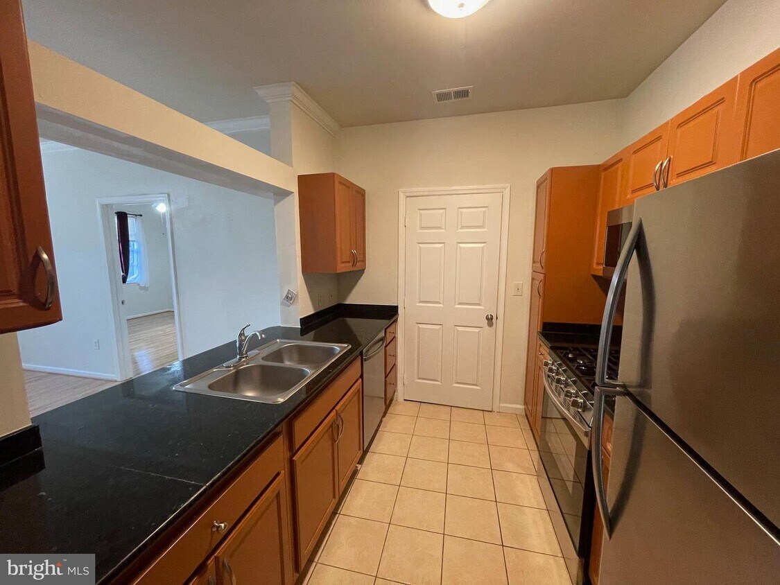 12956 Centre Park Cir Unit 110, Herndon, VA 20171 Room for Rent in Herndon, VA