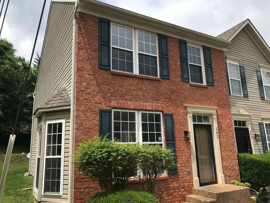 Great 3 Bedroom 2.5 Bath End Unit Townhome! - Great 3 Bedroom 2.5 Bath End Unit Townhome!