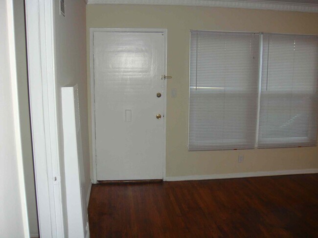 Foto del edificio - 7930 Willoughby Ave