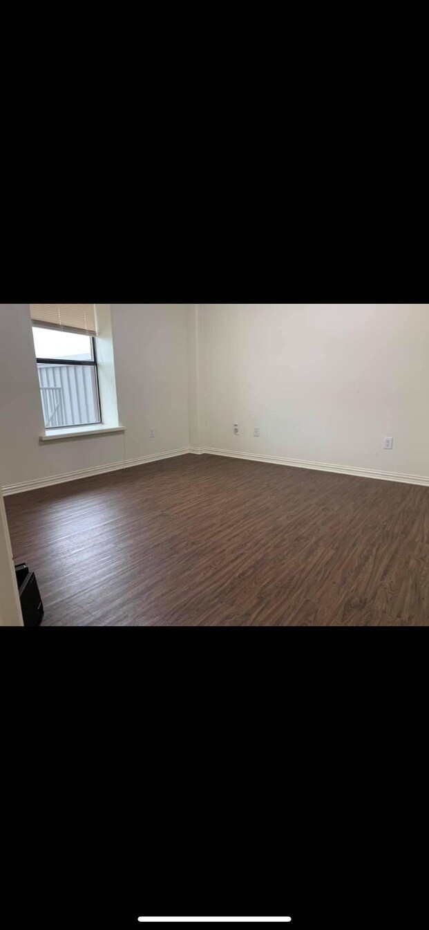 Building Photo - 420 E McKinney St