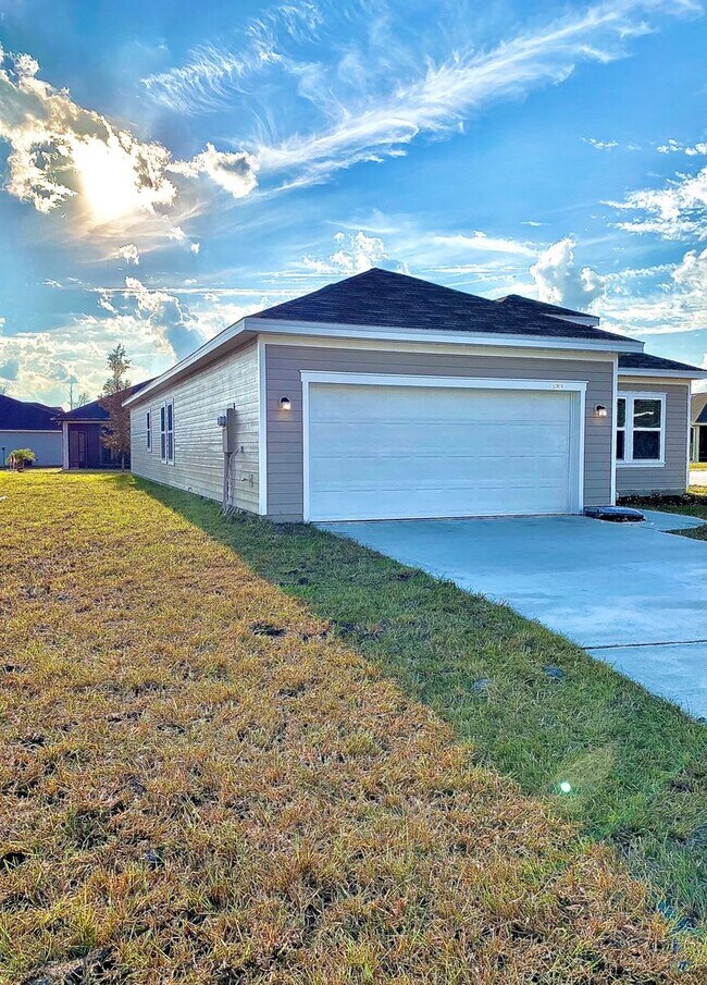 Building Photo - Brand New Construction 3/2 with bonus space