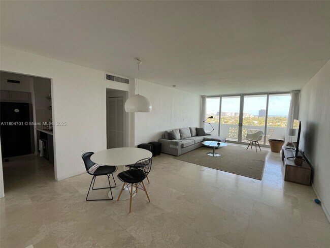 Foto del edificio - 9101 E Bay Harbor Dr