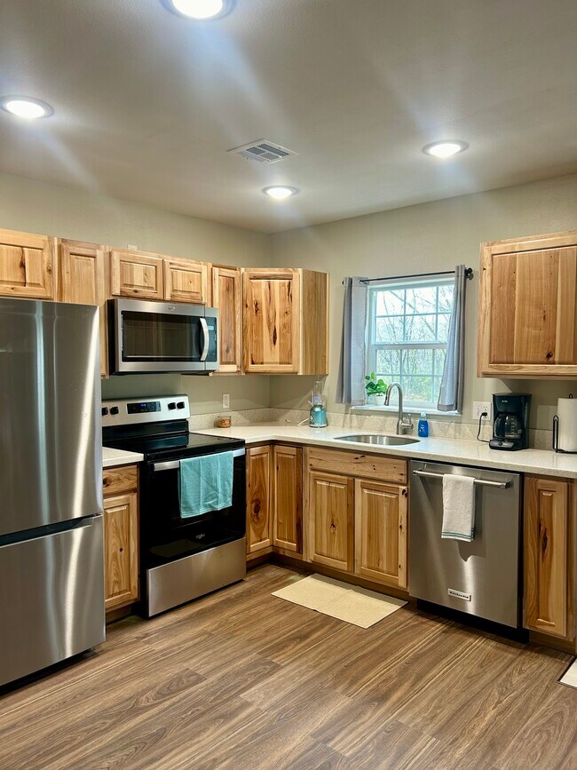 Cocina de tamaño completo con electrodomésticos nuevos. - 2720 S 85th St E
