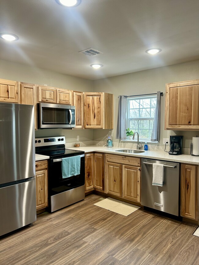 Cocina de tamaño completo con electrodomésticos nuevos. - 2720 S 85th St E