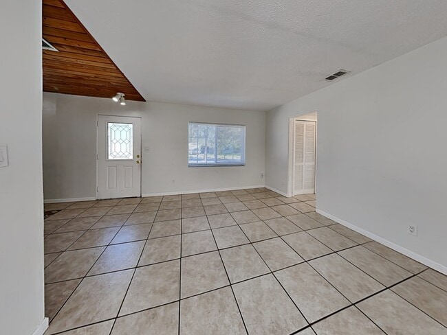 Foto del edificio - 142 Lynbrook Dr