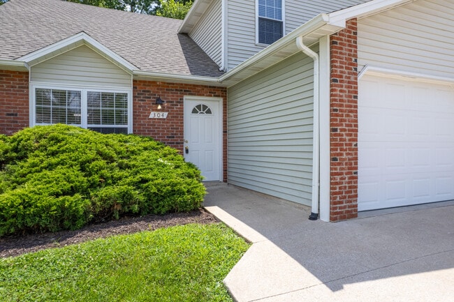Building Photo - 304 Dads Way