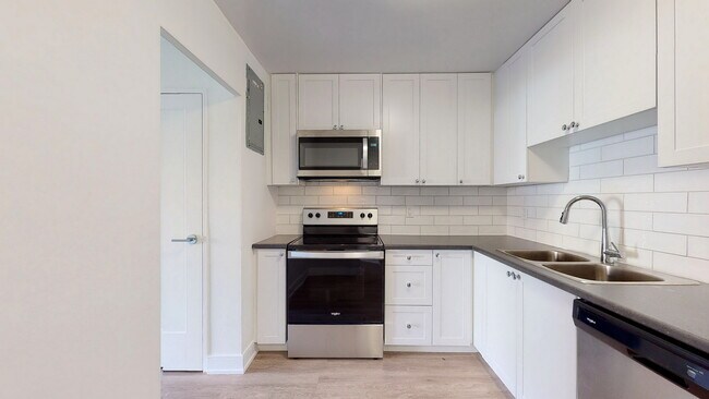 Photo du bâtiment - 640, 650, 660 Fanshawe Park Road East