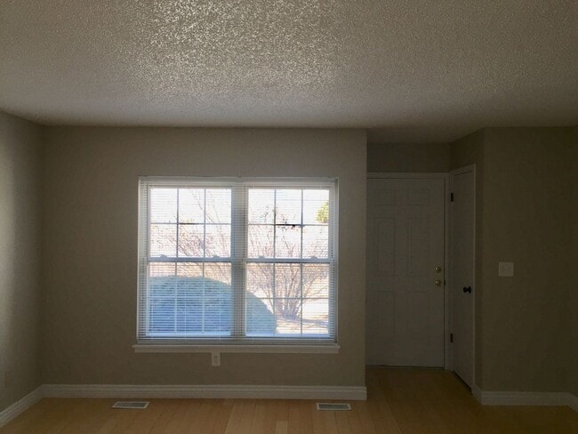Building Photo - 8084 Lexington Park Dr