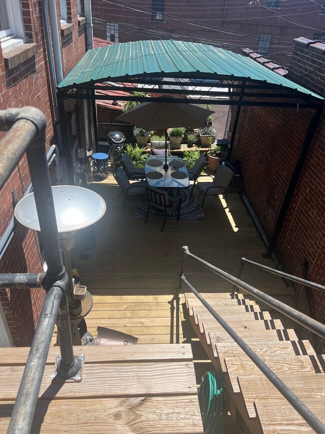 Beaultiful shared deck - 208 Sutton St