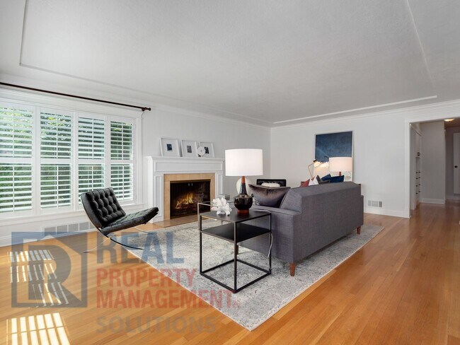 Building Photo - Stunning Arlington Heights Home Available