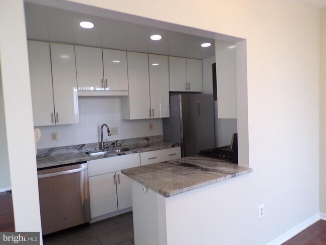 Foto del edificio - 4390 Lorcom Ln