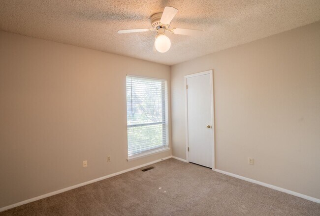 Foto del edificio - 6119 S Troost Ave