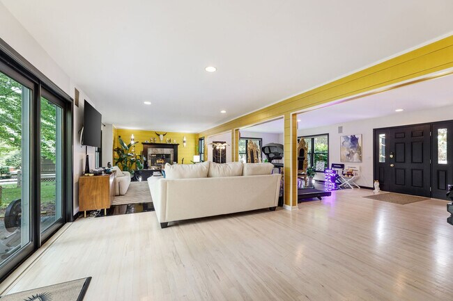 Foto del edificio - 3457 Holiday Village Rd