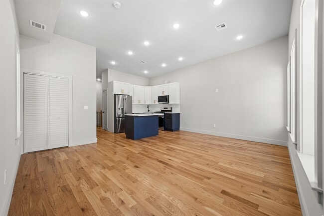 Building Photo - 424 Woodlawn Ave