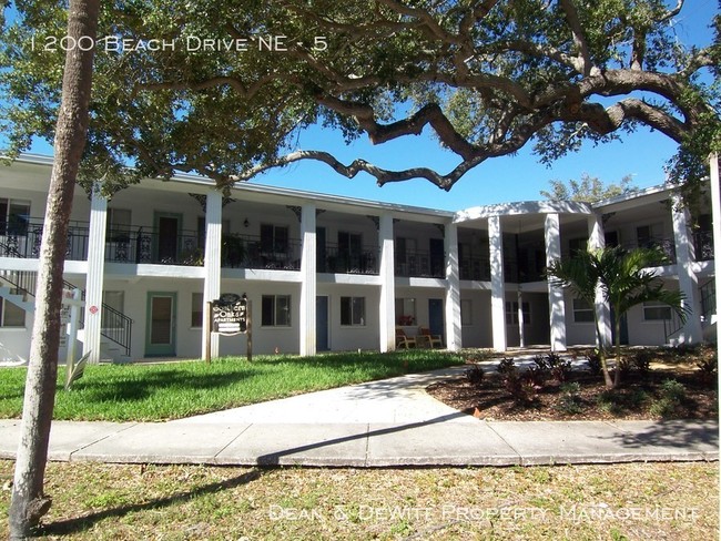 Foto del edificio - 1200 Beach Dr NE