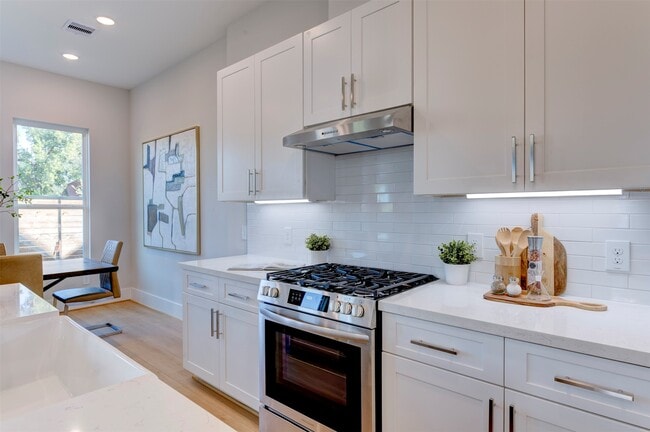 Building Photo - 5138 Rosslyn Rd