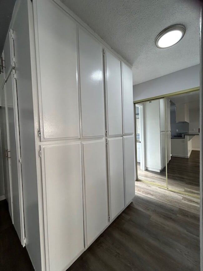 Building Photo - Spacious + Bright Upstairs 1 Bed + 1 Bath