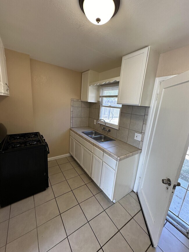Building Photo - 3340 Riverview Dr