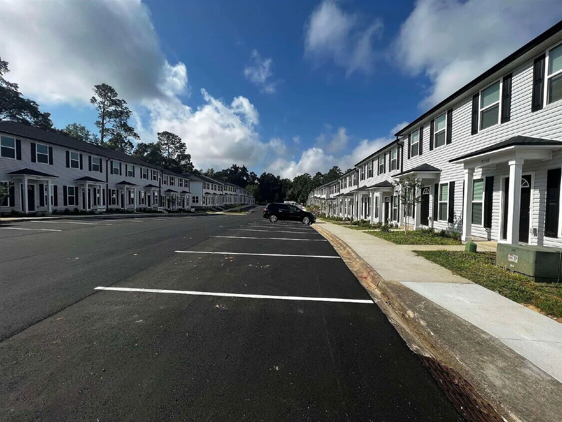 Spacious New 3BR/3BA Condos – Pool & Gym Amenities - Spacious New 3BR/3BA Condos – Pool & Gym Amenities