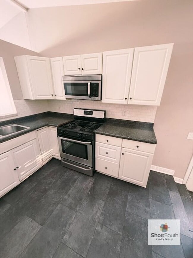 Building Photo - Lansing 4 bed 2 bath single family home with fenced in back yard.