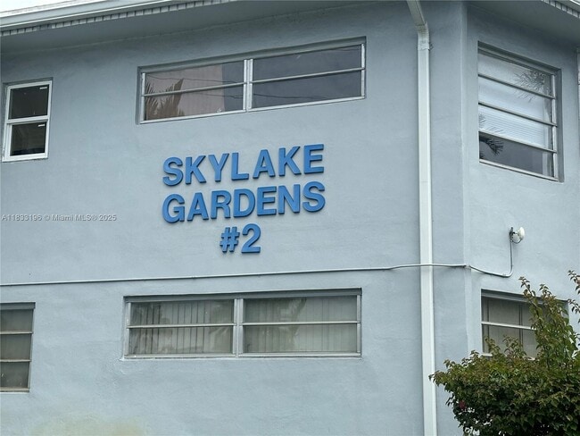 Building Photo - 1723 NE Miami Gardens Dr