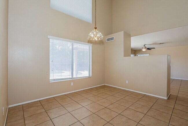 Building Photo - 919 W Juanita Ave