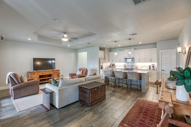 Building Photo - 308 Hi Cir W