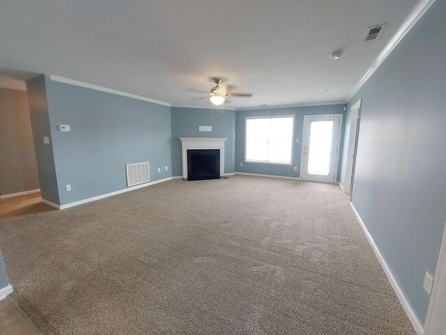 Building Photo - 3 Bedroom 2 Bath Condo 1st  Floor Located ...