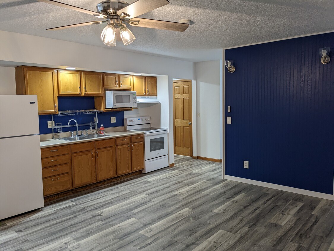 Kitchen/Dining - 305 E Lawler Ave