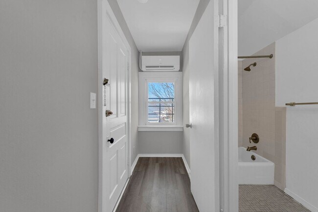 Foto del edificio - NORWOOD - Immaculate 1 bed efficiency unit on top floor of 4 family