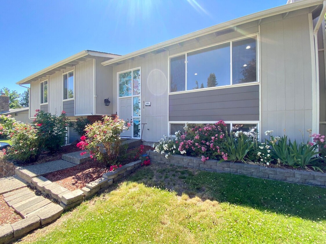 Primary Photo - Beautiful Home in Desirable Neighborhood