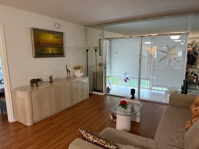 Foto del edificio - 8990 S Hollybrook Blvd