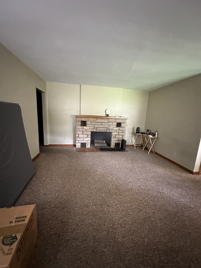 Building Photo - Nice 3 bed 1 bath Unit in Triplex with attached garage!
