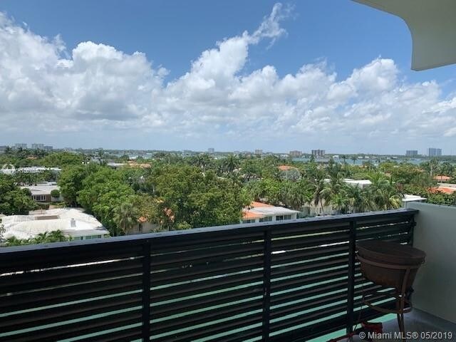 Foto del edificio - 9800 W Bay Harbor Dr  701