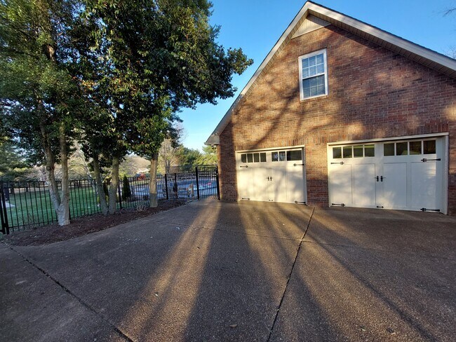 Building Photo - 907 Bedford Pl