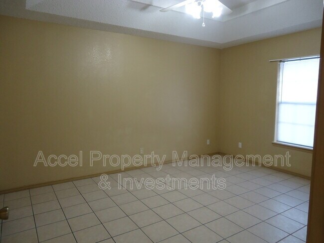 Building Photo - 1201 W Carmen Ave