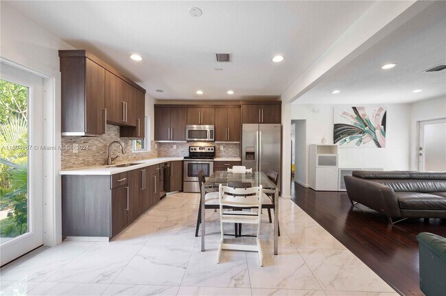 Foto del edificio - 2401 SW 26th St