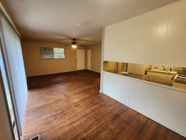 Building Photo - 104 Valley View Dr