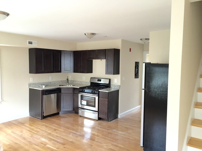 Building Photo - 169 Thorndike St