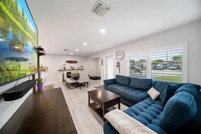 Foto del edificio - 320 NE 60th St