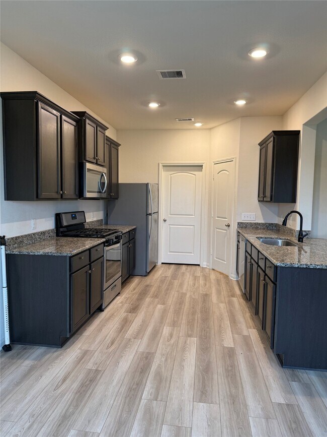 Foto del edificio - 469 Amberwood Pk Dr