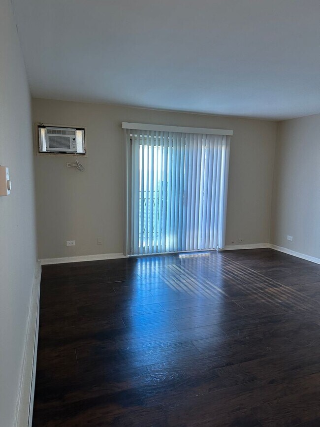 Foto del edificio - 1 Bed One Bath in DOWNTOWN Forest Park!!!