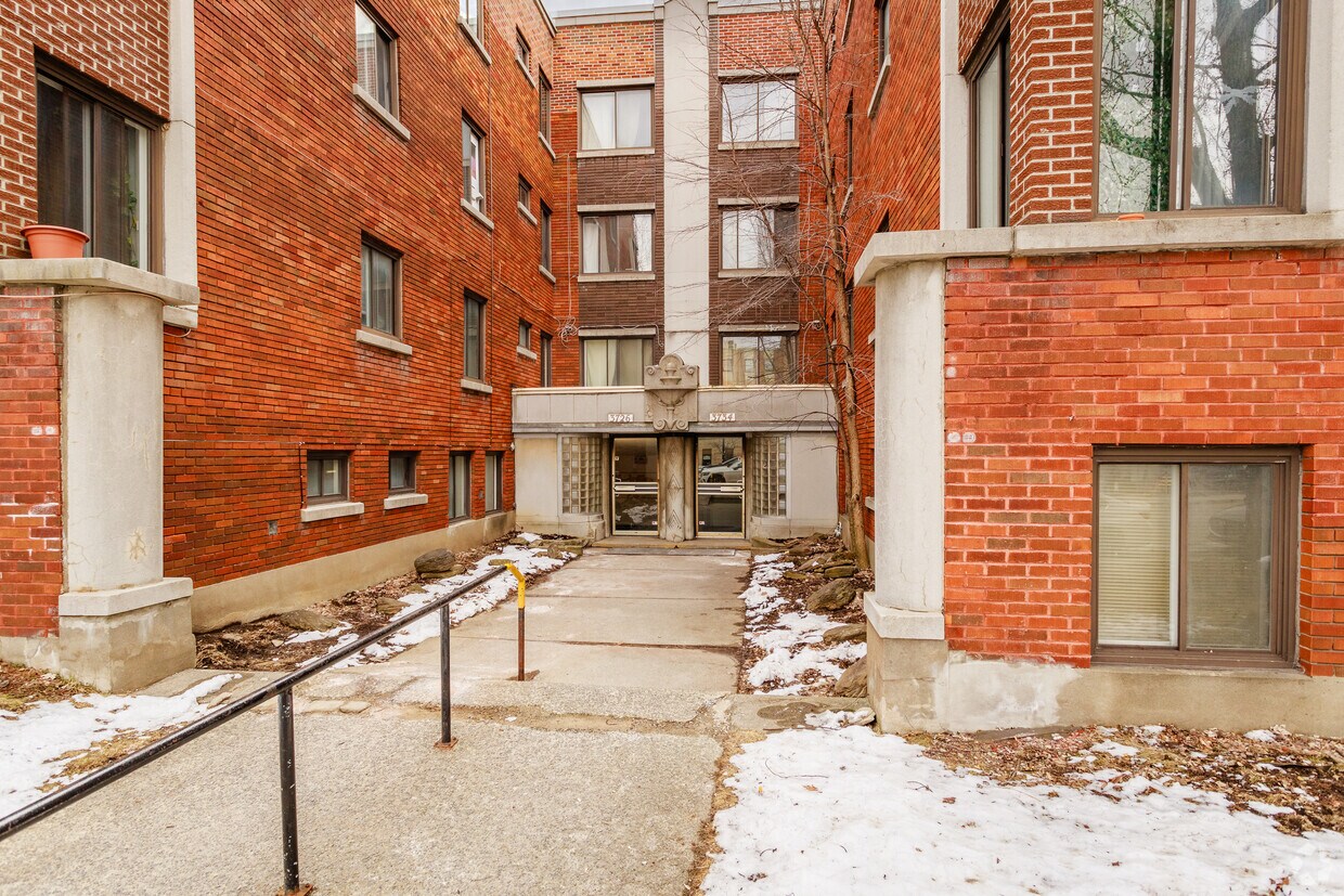 Building Photo - 3726 Ch De La Côte-Sainte-Catherine