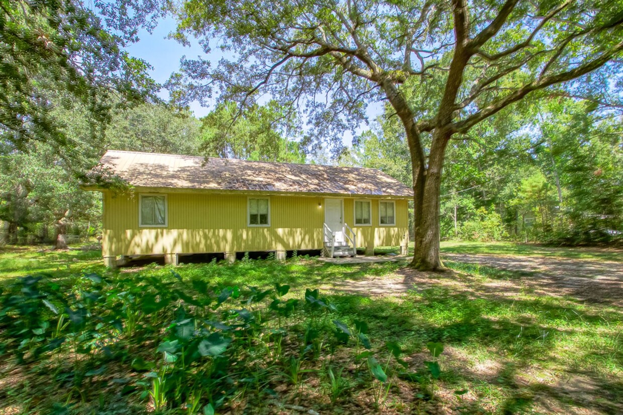 Building Photo - Wonderful single family home on 4.72 Acres...