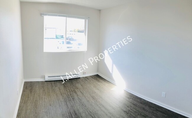 Foto del edificio - Very Nice Updated, Sunny 2 bed